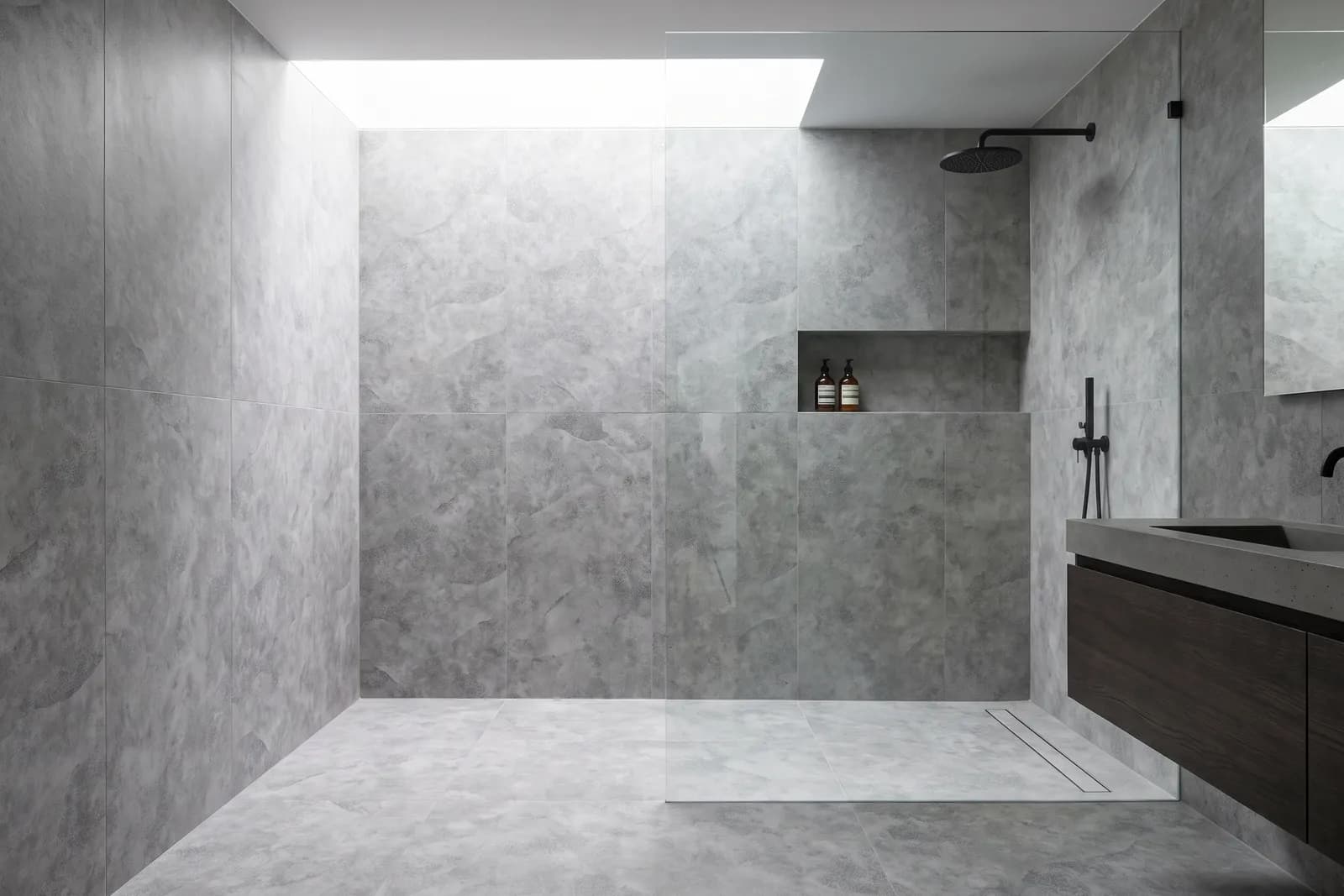 Dusche mit Beton Grau an Wand und Boden, schmal verfugt (Visualisierung)